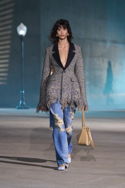 jonathan-anderson-bevestigt-de-ripped-jeans-revival-met-zijn-dior-cruise-2027-collectie-394706