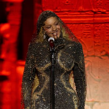 beyonce-droeg-niet-een-maar-twee-jaw-dropping-looks-naar-het-met-gala-2026-393684