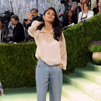 model-bhavitha-mandava-droeg-de-opvallendste-look-van-het-met-gala-een-jeans-en-een-trui-393758