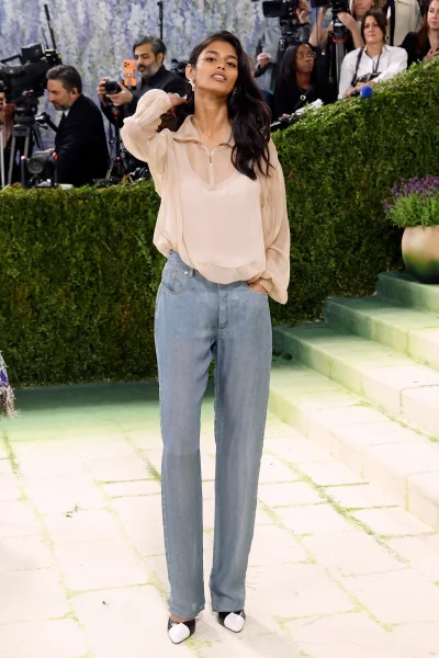 model-bhavitha-mandava-droeg-de-opvallendste-look-van-het-met-gala-een-jeans-en-een-trui-393758
