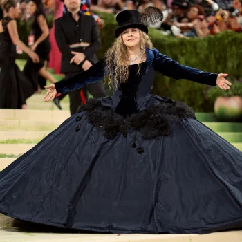 surprise-stevie-nicks-maakt-een-onverwachte-en-fabulous-verschijning-op-het-met-gala-2026-393356