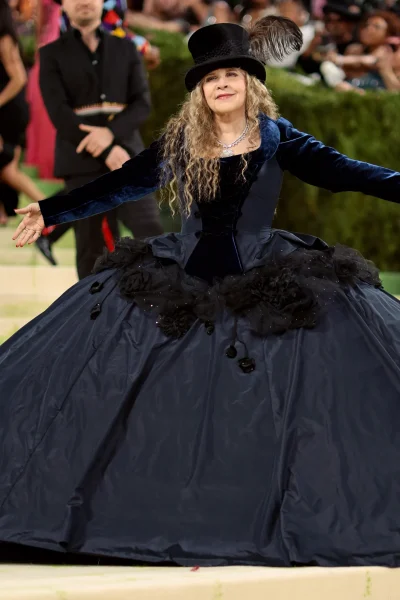surprise-stevie-nicks-maakt-een-onverwachte-en-fabulous-verschijning-op-het-met-gala-2026-393356