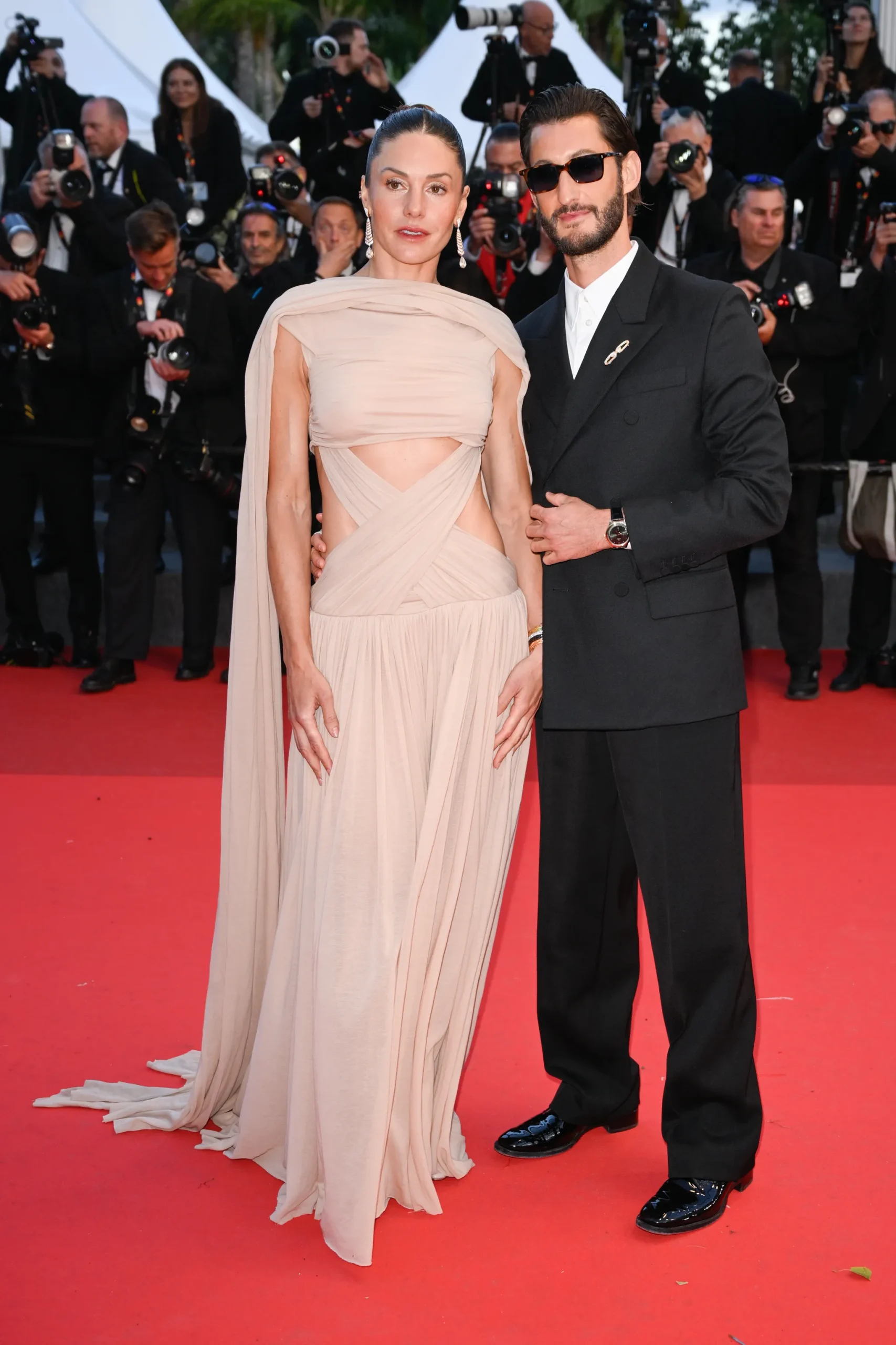 Natasha Andrews in Balenciaga en Pierre Niney in Balenciaga, allebei met sieraden van Boucheron als koppel op Cannes Film Festival 2026