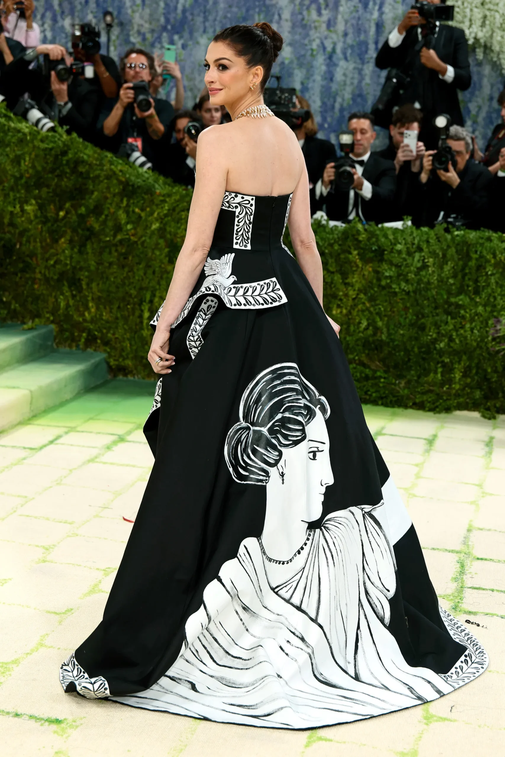 Anne Hathaway in Michael Kors op het Met Gala 2026 als Griekse kunst
