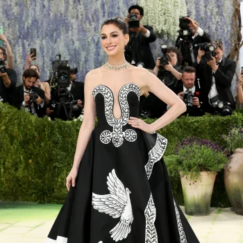 anne-hathaways-met-de-hand-geschilderde-met-gala-2026-jurk-was-geinspireerd-op-een-gedicht-393541