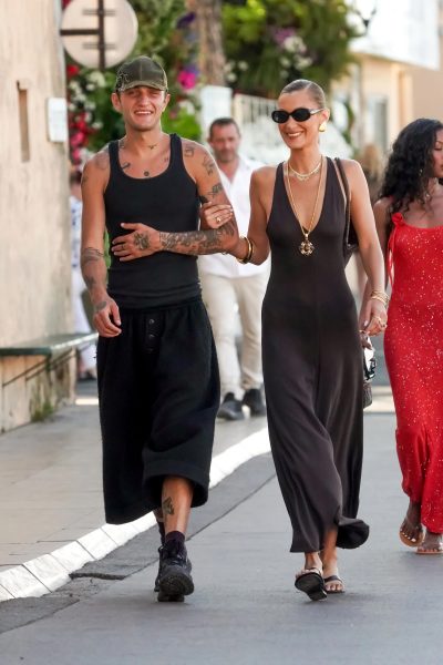anwar-en-bella-hadid-zijn-de-best-geklede-summer-goths-in-saint-tropez-395597