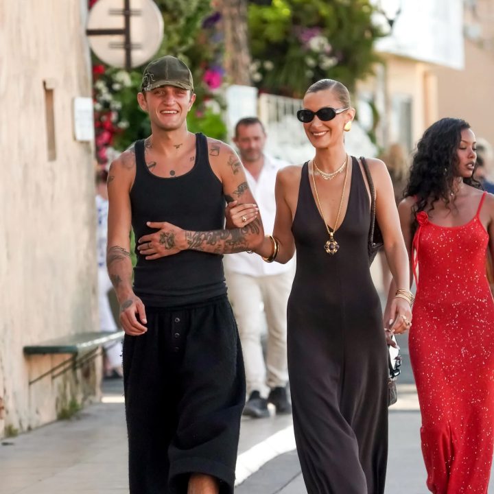 anwar-en-bella-hadid-dragen-matching-all-black-summer-looks-in-saint-tropez-395597