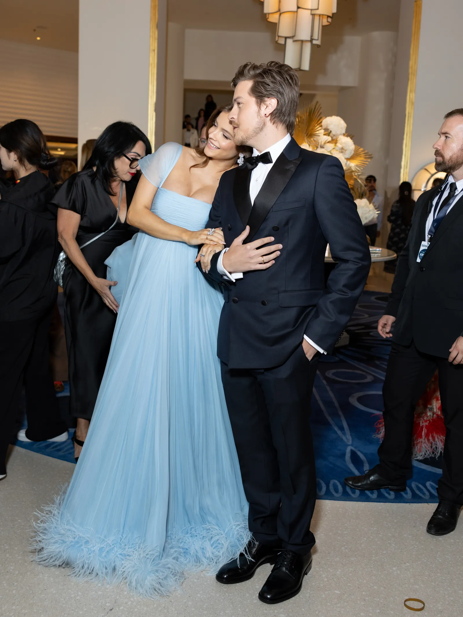 Barbara en Dylan Sprouse onthullen zwangerschap in Cannes