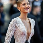 Bella Hadid channelt Jane Birkin in Cannes