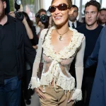Bella Hadid draagt een naked top in Cannes