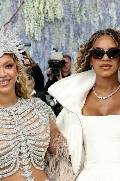 van-beyonce-tot-emily-blunt-deze-sterren-maken-van-het-met-gala-2026-een-family-affair-393420
