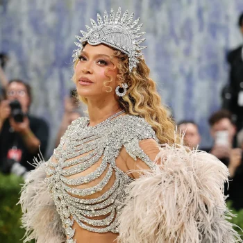 beyonce-maakt-duidelijk-dat-cowboy-carter-verleden-tijd-is-op-het-met-gala-2026-393210