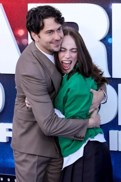 hard-launch-billie-eilish-en-nat-wolff-maken-hun-relatie-bekend-op-de-rode-loper-394043