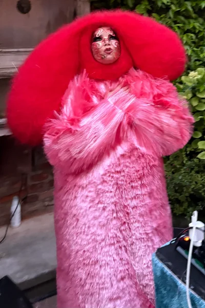 in-een-glasvezeljurk-van-bottega-veneta-zorgt-bjork-voor-een-high-fashion-rave-tijdens-de-biennale-van-venetie-394133
