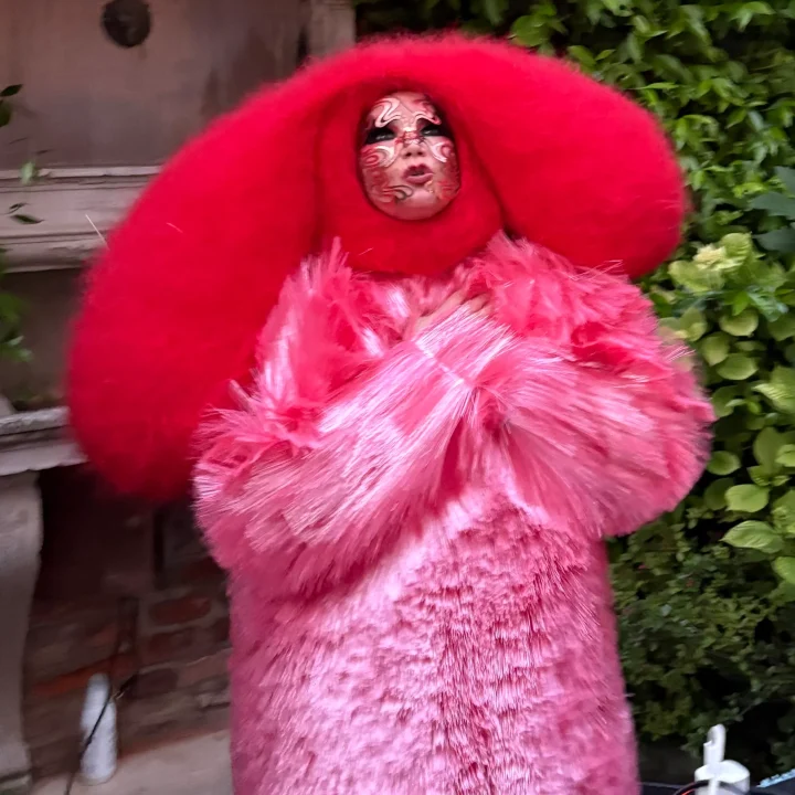 in-een-glasvezeljurk-van-bottega-veneta-zorgt-bjork-voor-een-high-fashion-rave-tijdens-de-biennale-van-venetie-394133