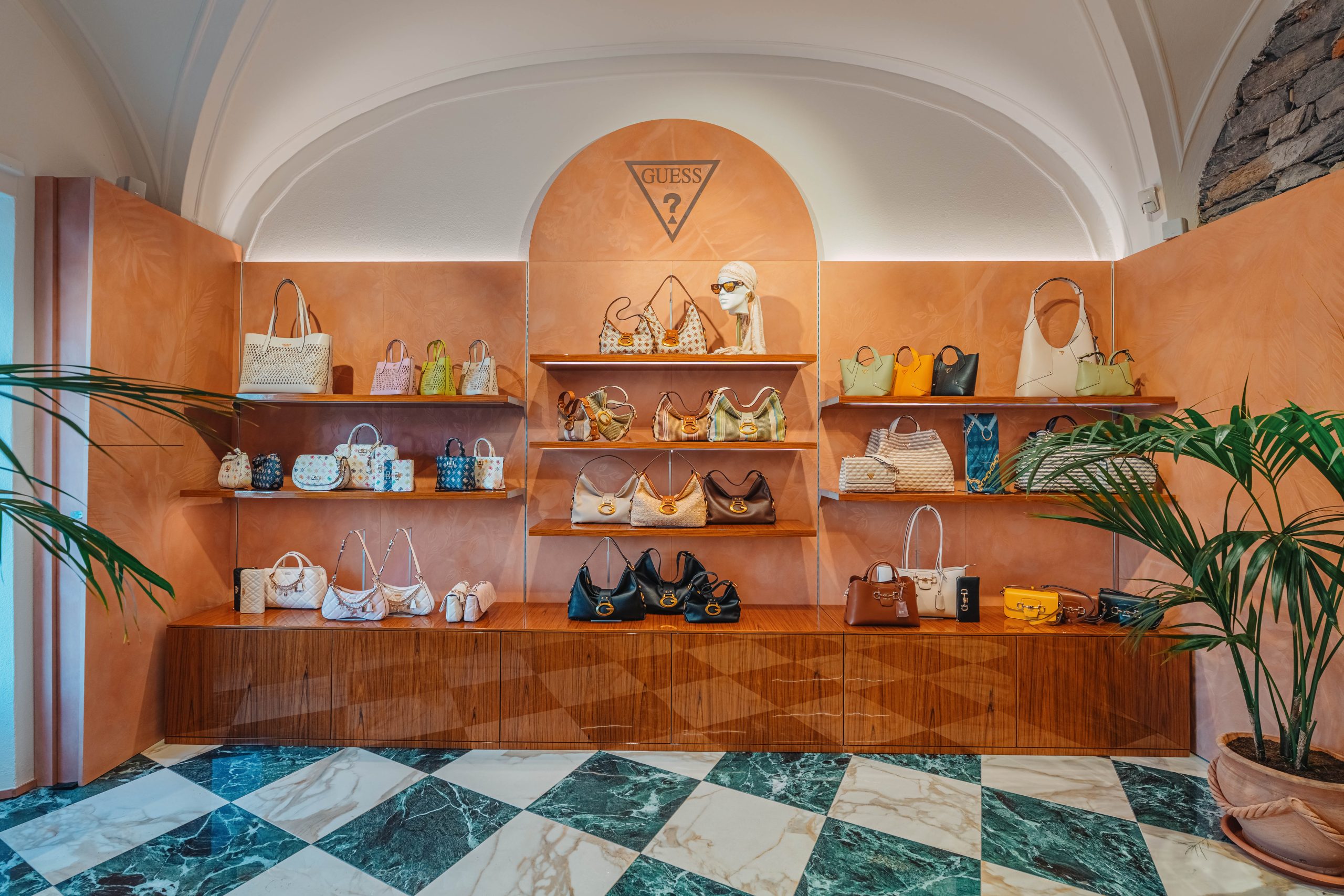 De winkel van Guess in Bellagio, aan Lake Como