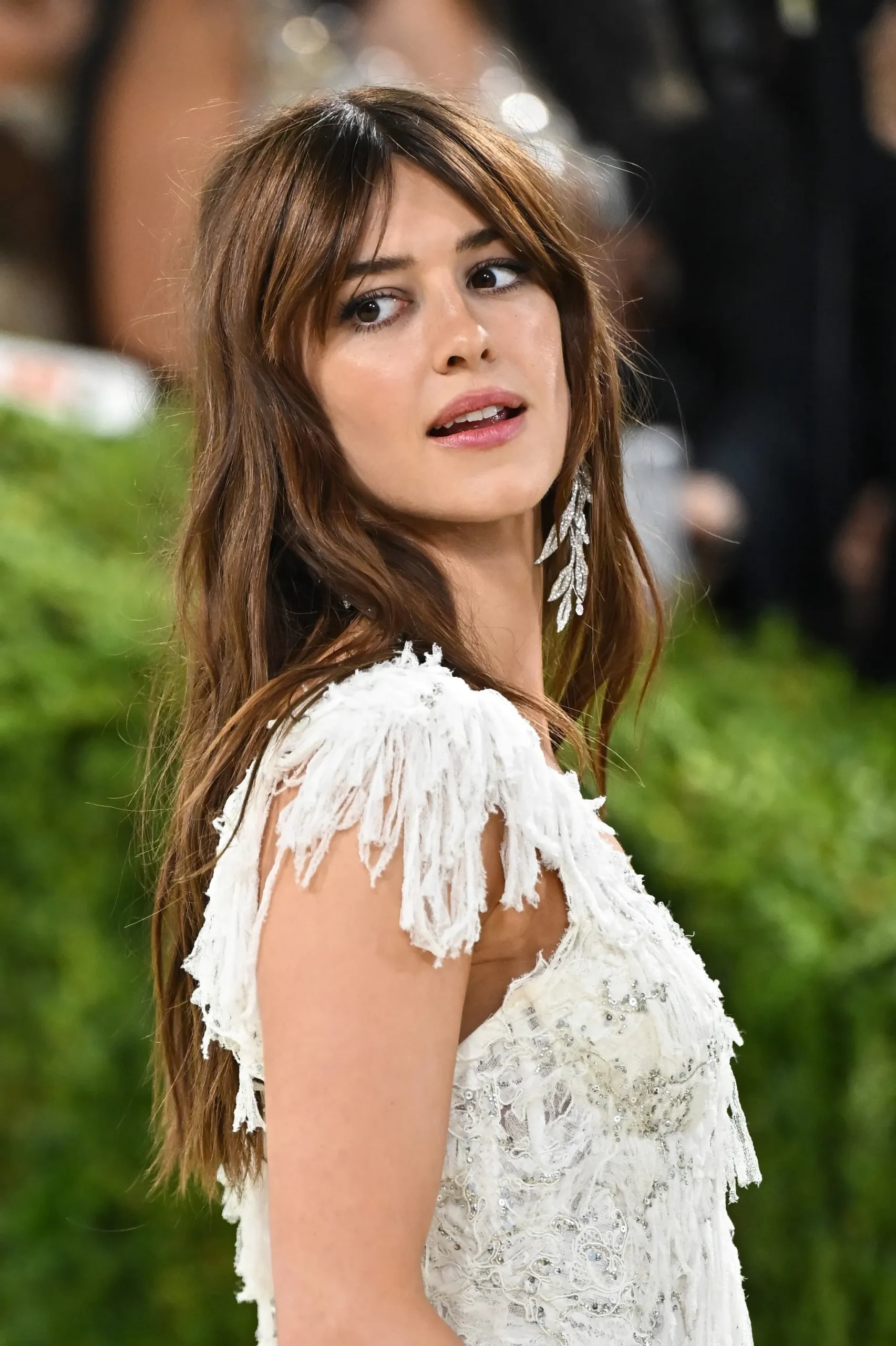 Daisy Edgar-Jones met Birkin bangs, oftewel een Franse pony