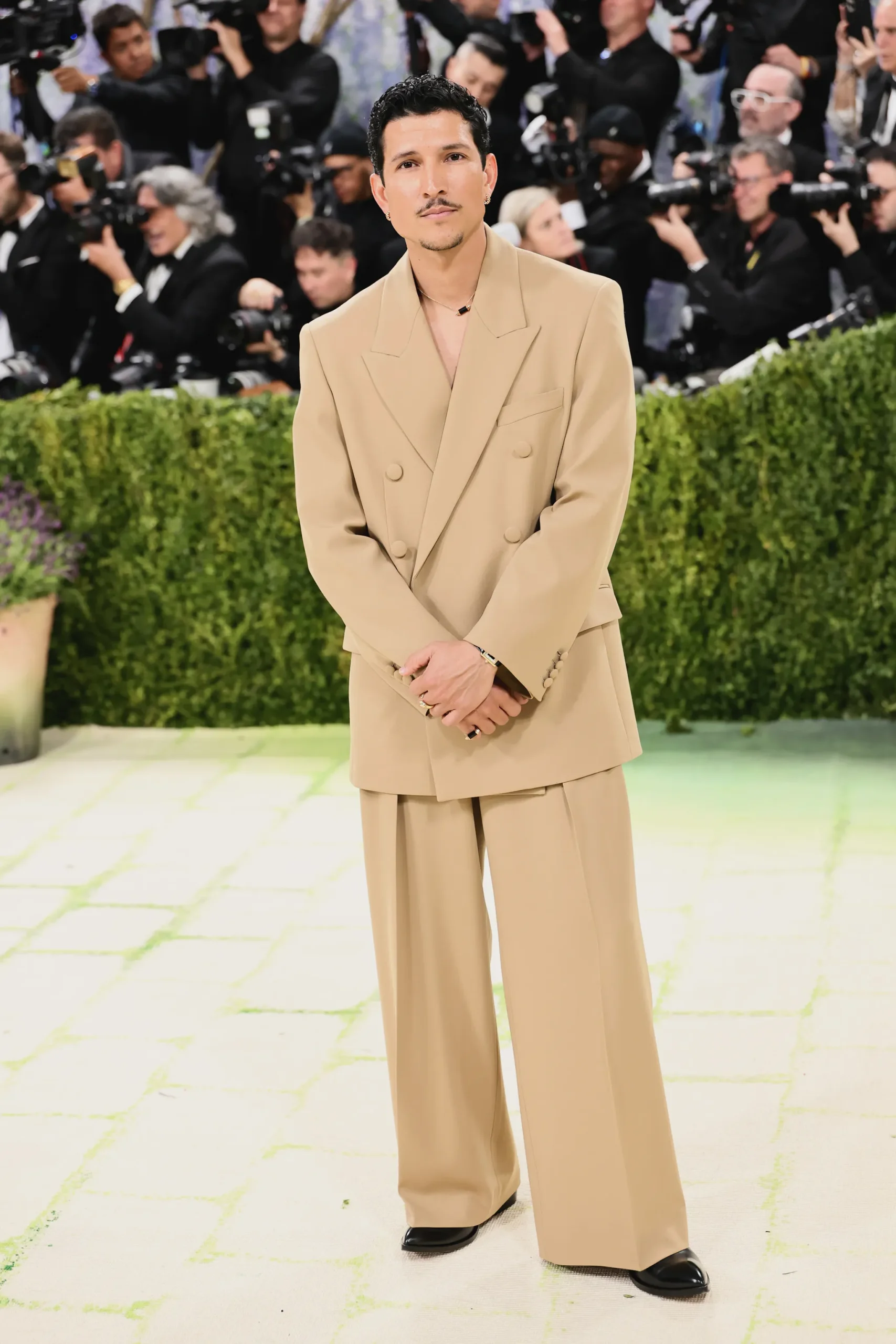 Danny Ramirez op het Met Gala 2026