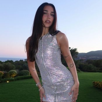 dua-lipa-viert-haar-bachelorette-party-in-kate-moss-glinsterende-versace-bruidsjurk-uit-1995-395179