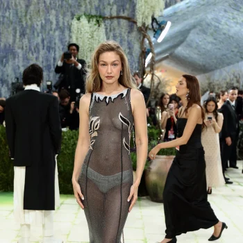 gigi-hadids-met-gala-2026-jurk-werd-pas-twee-dagen-geleden-op-haar-lichaam-gemaakt-393433