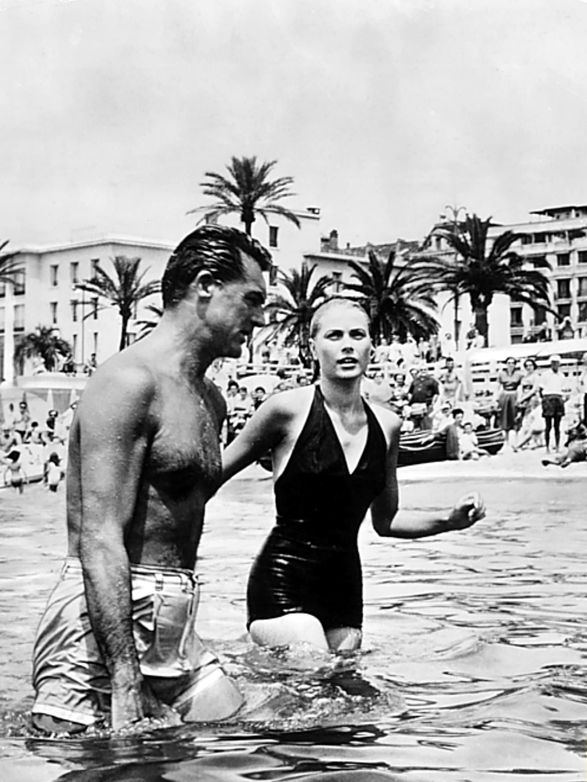 Cary Grant en Grace Kelly in 'To Catch a Thief' op een strand in Cannes in 1955