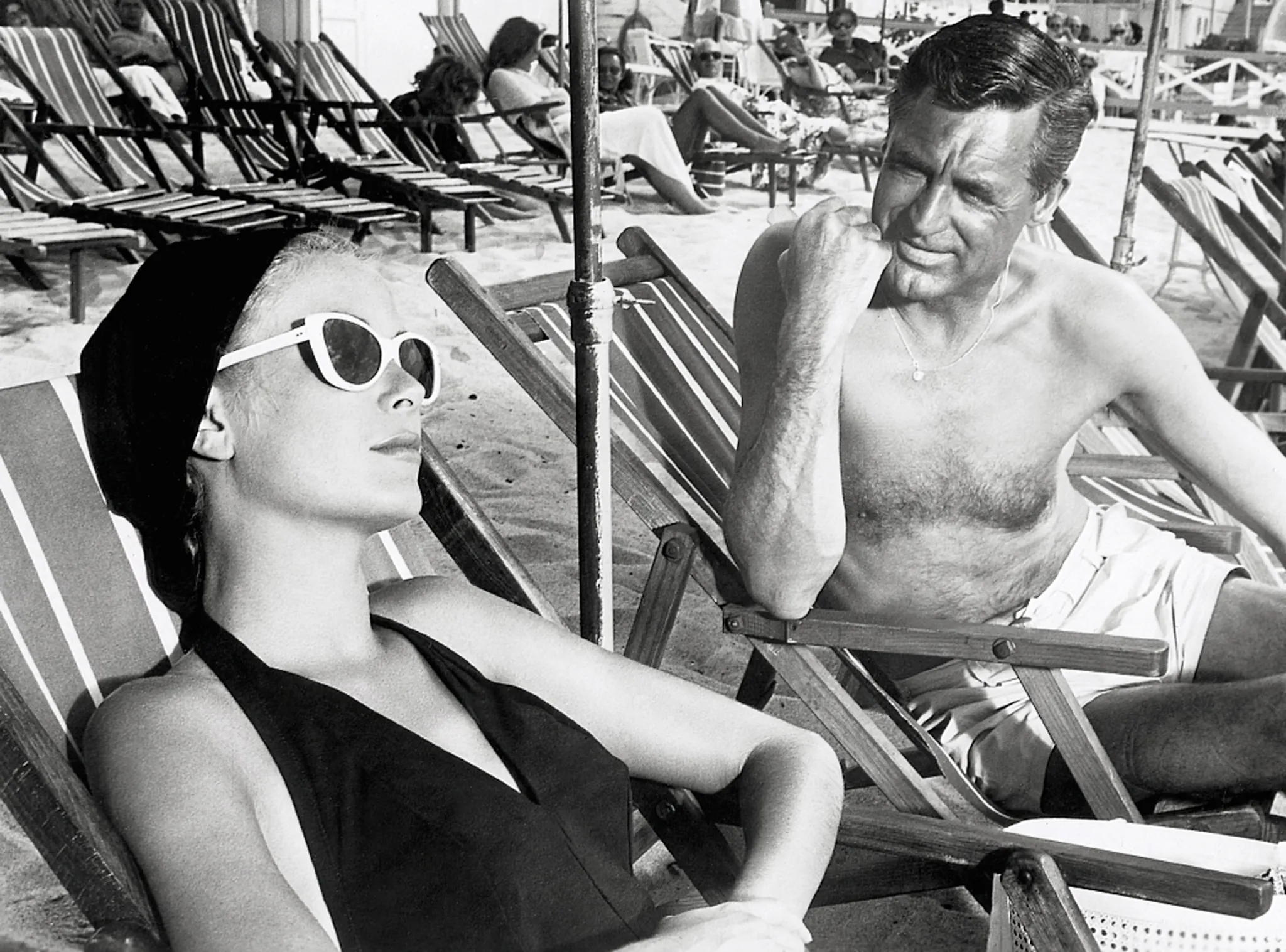 Cary Grant en Grace Kelly in 'To Catch a Thief' op een strand in Cannes in 1955