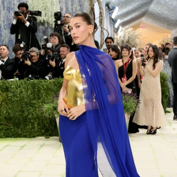 hailey-bieber-is-een-griekse-godin-in-puur-goud-op-het-met-gala-2026-393314