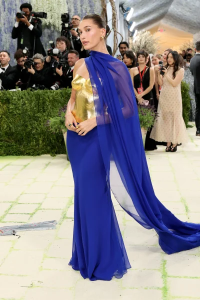 hailey-bieber-is-een-griekse-godin-in-puur-goud-op-het-met-gala-2026-393314