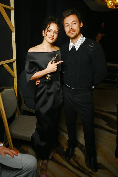 harry-styles-draagt-een-favoriet-van-zoe-kravitz-tijdens-een-night-out-met-rosalia-395493