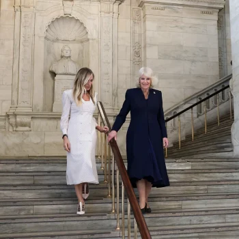 sarah-jessica-parker-combineert-polkadots-met-classic-carrie-pumps-voor-een-middag-met-queen-camilla-392891