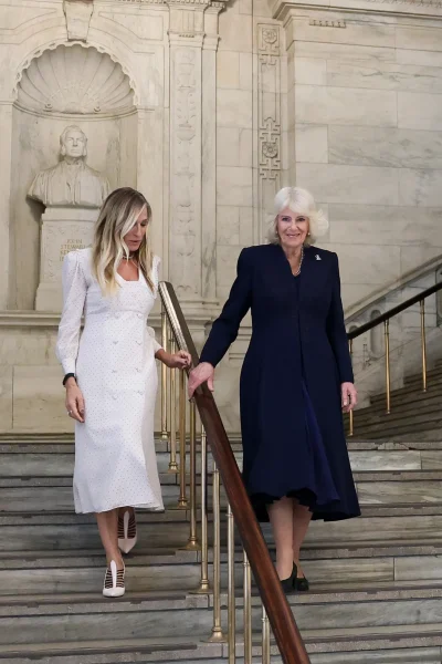 sarah-jessica-parker-combineert-polkadots-met-classic-carrie-pumps-voor-een-middag-met-queen-camilla-392891