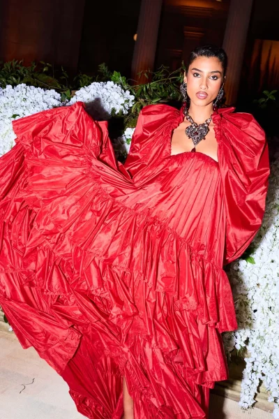 ons-hart-gaat-sneller-kloppen-van-imaan-hammams-enorme-jurk-en-hartketting-op-het-met-gala-2026-393466