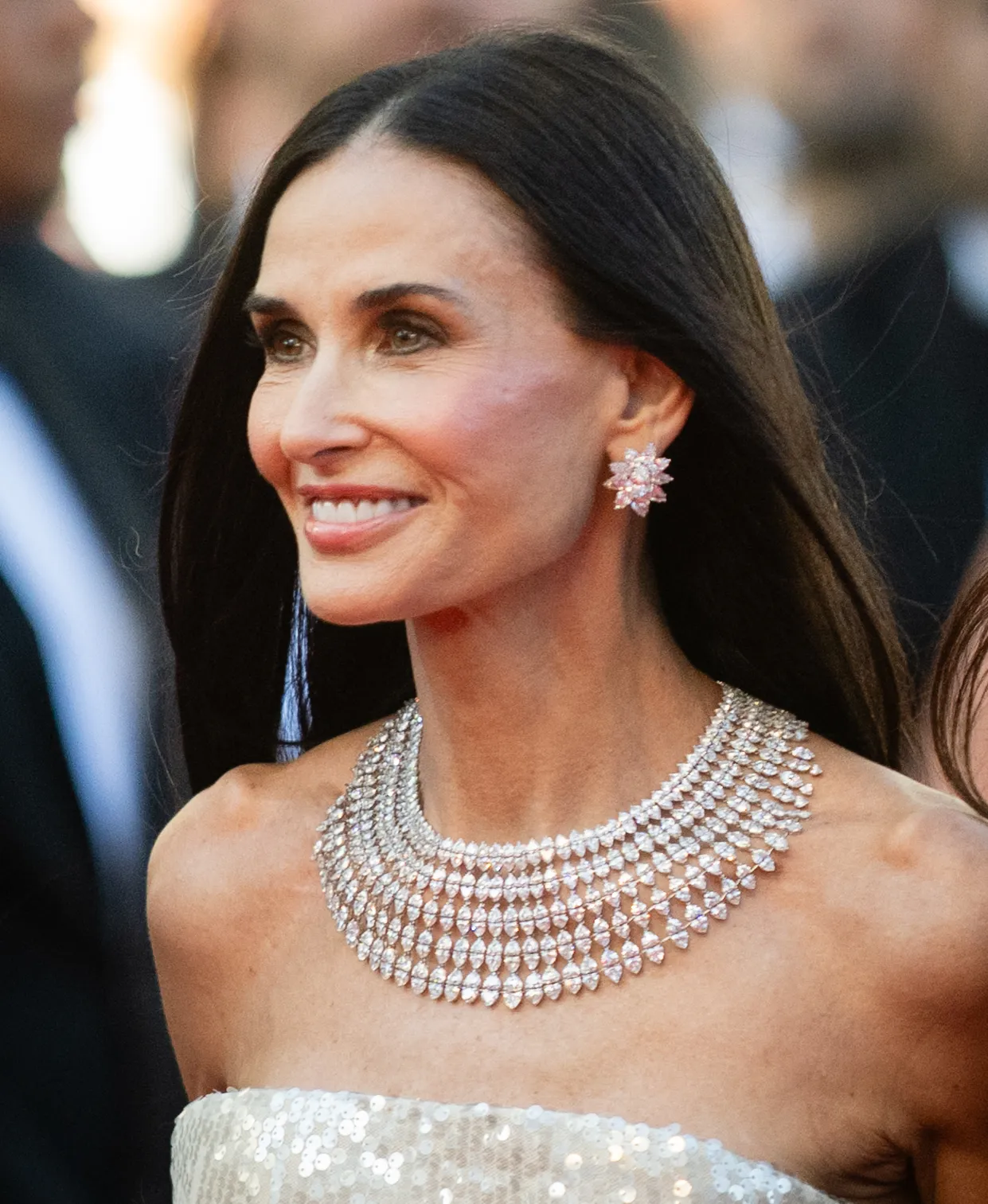 Demi Moore draagt glinsterende sieraden op de rode loper