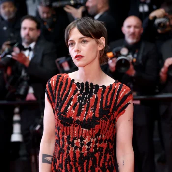 kristen-stewart-lapt-de-moderegels-aan-haar-sneakers-op-het-cannes-film-festival-2026-394948