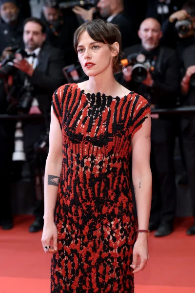 kristen-stewart-lapt-de-moderegels-aan-haar-sneakers-op-het-cannes-film-festival-2026-394948