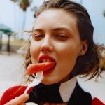 Model Lindsey Wixson eet een stukje watermeloen