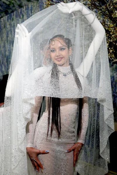 lisa-is-net-een-couture-engel-met-extra-armen-op-het-met-gala-van-2026-393382