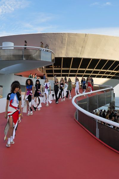 fashion-is-art-de-mooiste-modeshows-die-ooit-plaatsvonden-in-een-museum-392917