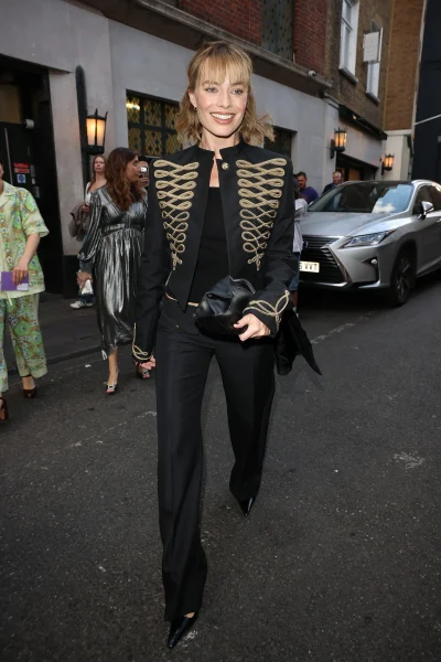 is-margot-robbie-in-haar-rock-era-de-ster-verrast-ons-met-een-compleet-andere-esthetiek-394463