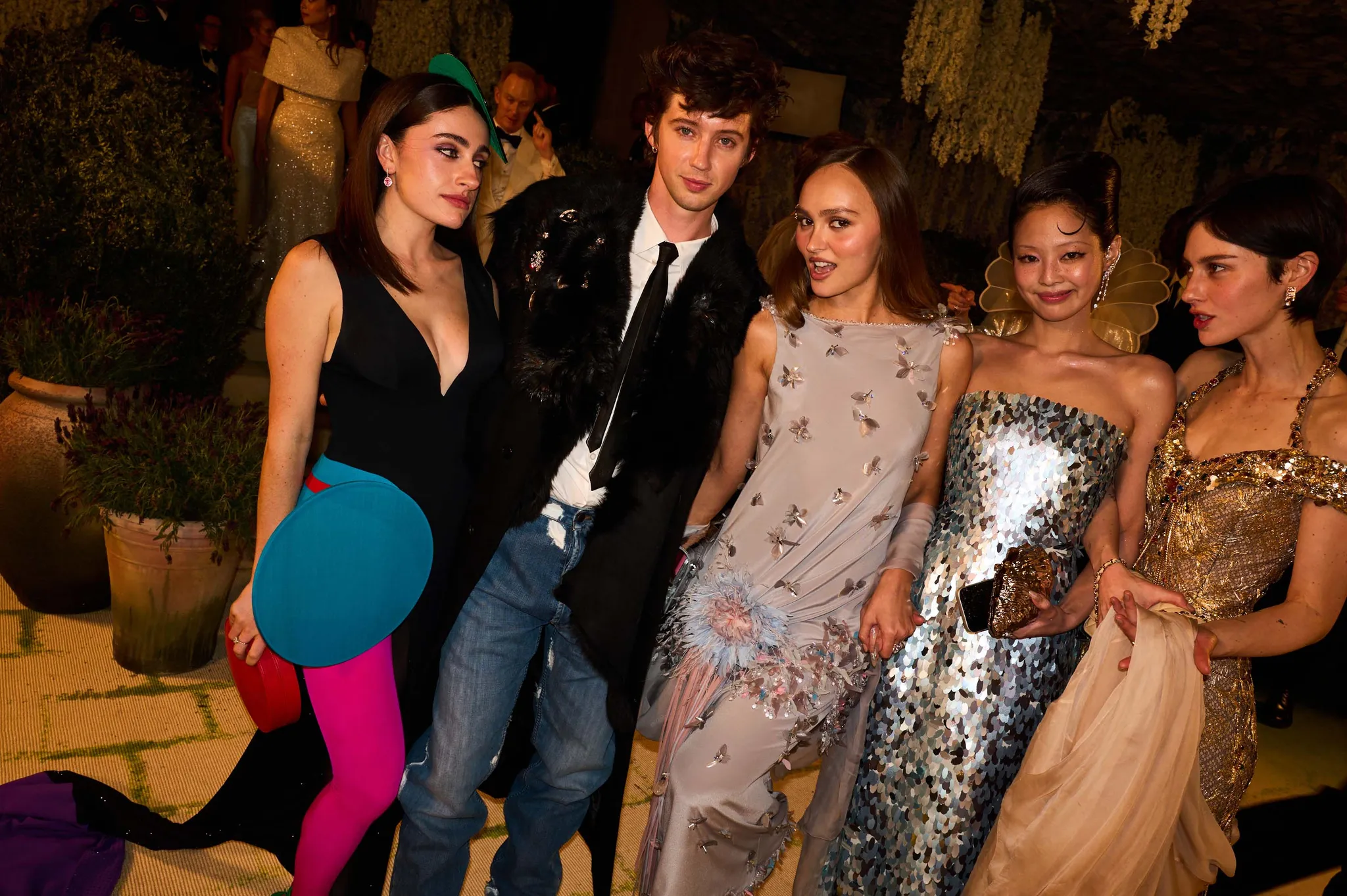 Met Gala 2026 achter de schermen Lily Rose Depp en Jennie