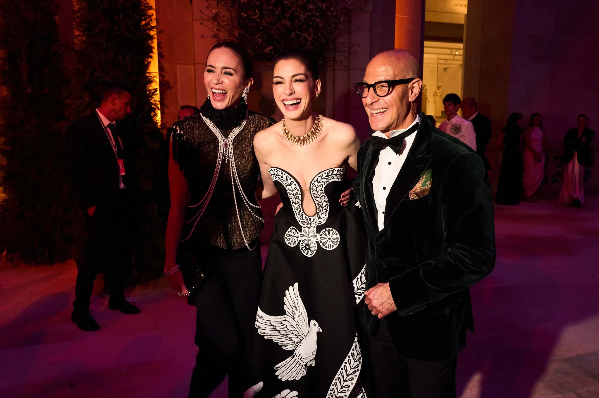 Met Gala 2026 achter de schermen Emily Blunt, Anne Hathaway en Stanley Tucci