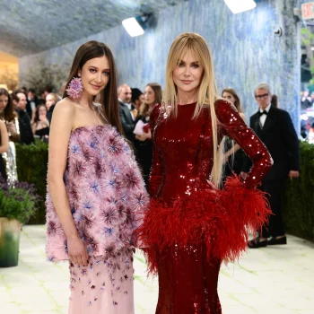nicole-kidman-neemt-haar-dochter-mee-voor-haar-debuut-tijdens-het-met-gala-2026-393303