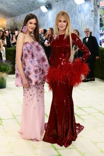 nicole-kidman-neemt-haar-dochter-mee-voor-haar-debuut-tijdens-het-met-gala-2026-393303