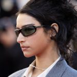 Odessa A'zion draagt een sportieve zonnebril van Tom Ford tijdens Cannes 2026