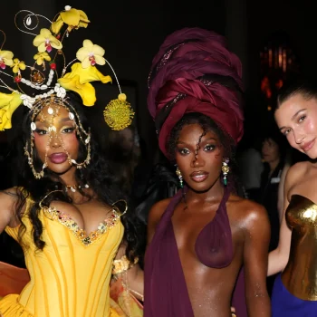 kleurrijke-looks-waren-overal-deze-sterren-laten-hun-true-colors-zien-op-het-met-gala-2026-393412