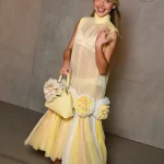 Sabrina Carpenter draagt de openingslook naar de Dior Cruise 2027-show