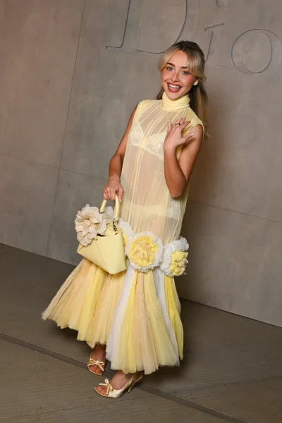 sabrina-carpenter-maakt-van-de-romantische-openingslook-van-dior-cruise-2027-een-gedurfde-naked-dress-394642