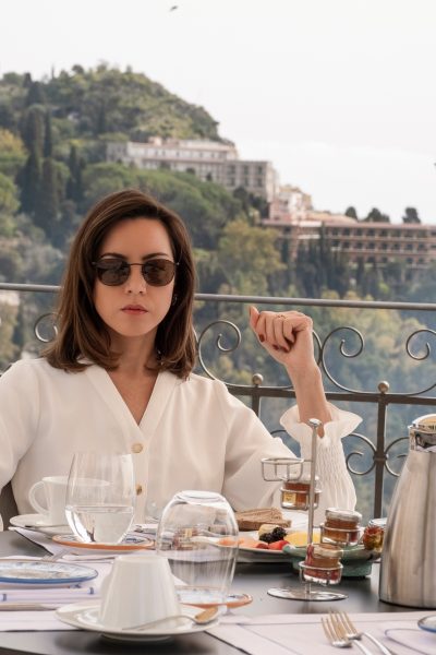 the-white-lotus-strijkt-neer-in-cannes-deze-7-scenes-vol-croisette-chaos-hopen-we-te-gaan-zien-394584
