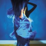 Model in jurk met fringes op een trilplaat