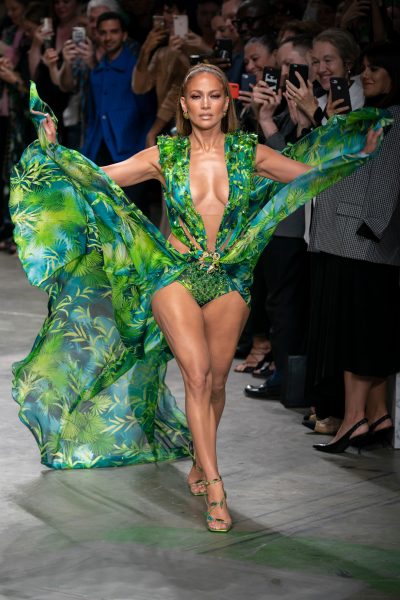 na-haar-tropical-2000s-dress-trekt-j-lo-een-nieuwe-zeroes-versace-jurk-uit-de-kast-395897